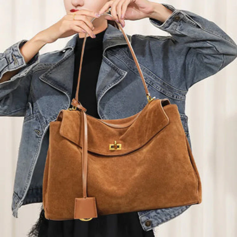 Laura – Grand sac à main en daim avec forme rectangulaire - Image 8